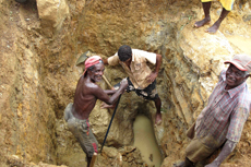 カタラガマ鉱区でのブルーサファイアの採掘（写真提供：Gamini Zoysa）