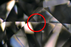 Fig.3 CVD合成ダイヤモンド中に見られた黒色包有物。(拡大35×)