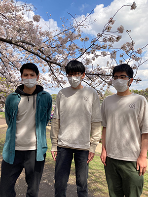 青空と桜を背景に