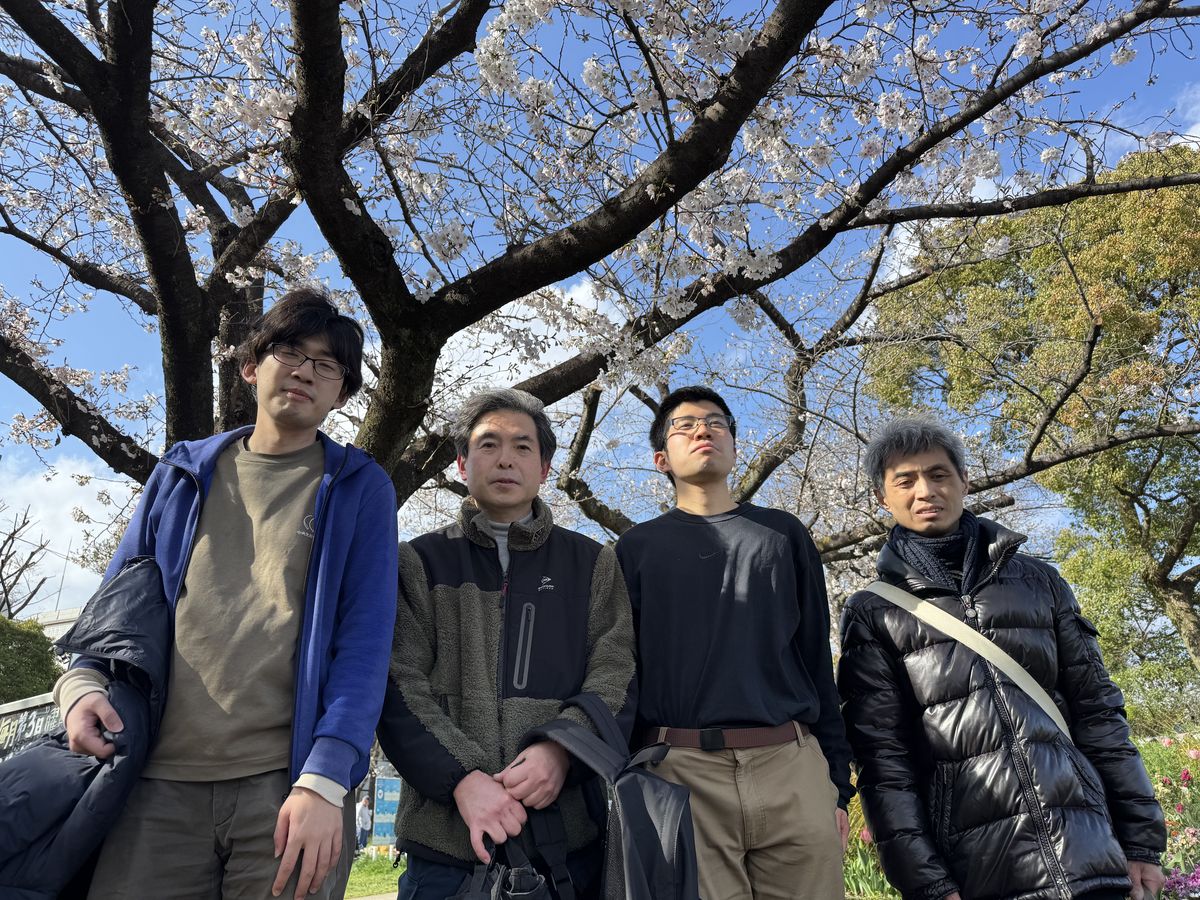 桜の木の下で集合写真