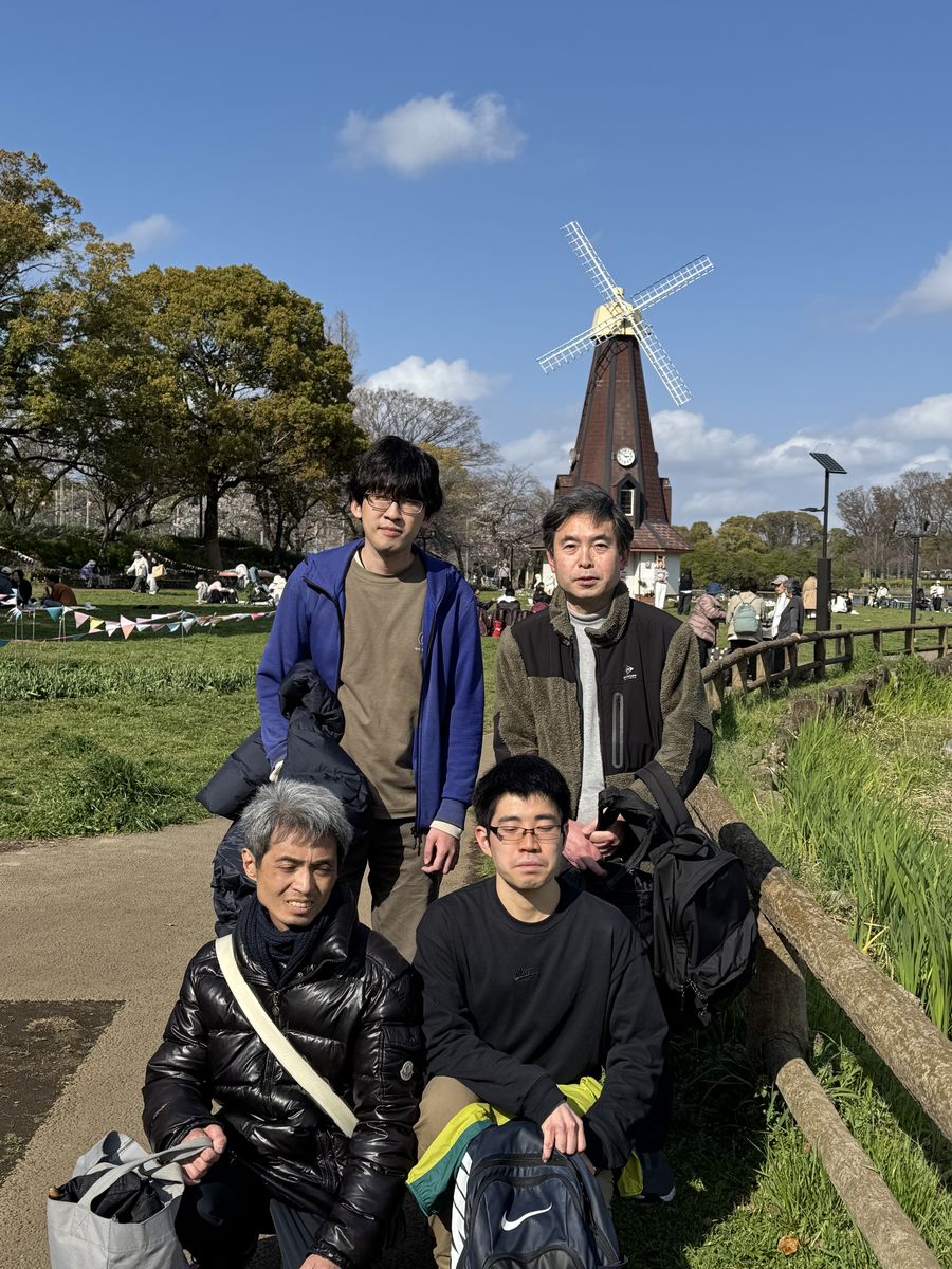 風車の前で集合写真