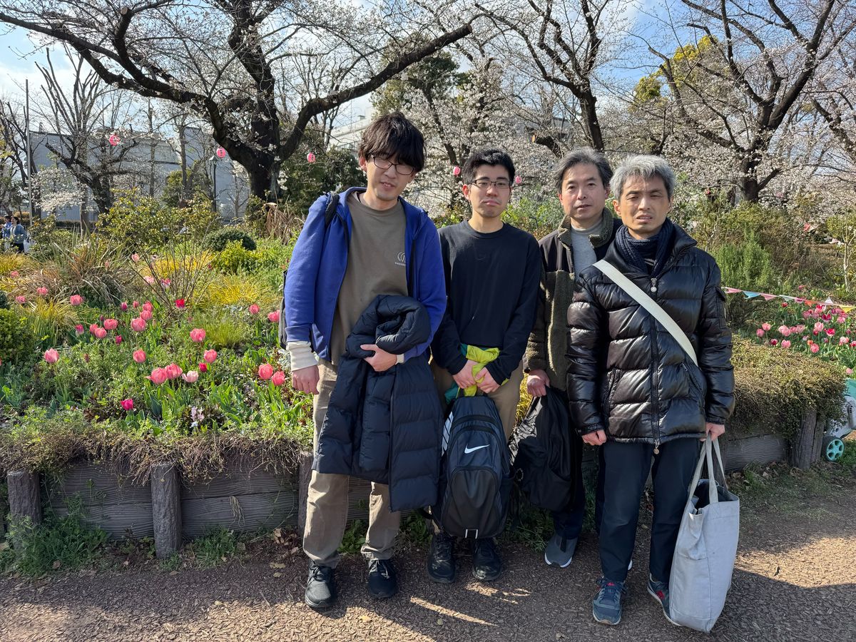 チューリップと桜の前で