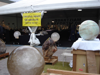 屋外の会場では巨大な水晶の丸玉も売られている