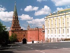ボロヴィツカヤ塔と右側は武具庫