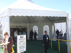 毎年一番の人気で賑わう巨大なテントで開かれるGJXショー入り口