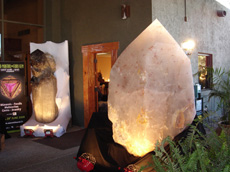 ホテルの玄関前に飾られた巨大な水晶（Pueblo Gem & Mineral ショー）