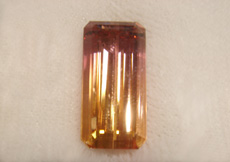 バイカラートパーズ（8.89ct. オーロプレート産）