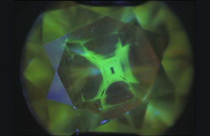 ダイヤモンドビューTMで観察される合成ダイヤモンドの蛍光像