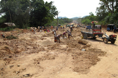 カタラガマ道路建設現場でのブルーサファイアの採掘（写真提供：Gamini Zoysa）