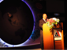 基調講演でアジアのジュエリー産業の未来について語るICA会長のWilson K.W. Yuen氏