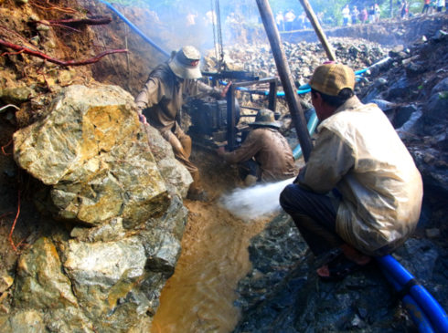 カンボジア・パイリンBo yaka地区の露天掘り。高圧水で土砂を崩し、ポンプで吸い上げて選鉱機に運ぶ
