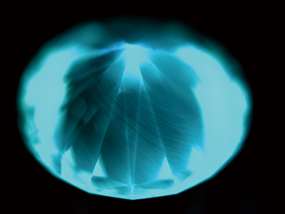 Fig.10　Diamond ViewTMによる蛍光像６個すべてにCVD合成ダイヤモンドに特有の積層構造が確認された。また、ホウ素に起因すると思われる青色の燐光も認められた。