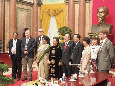 首相官邸にてNguyen Thi Doan副首相(中央黒服の女性）とExecutive Committee