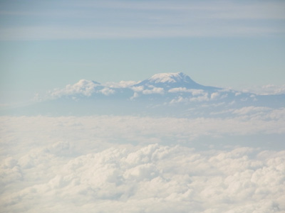 アフリカ大陸最高峰、キリマンジャロ山を望む
