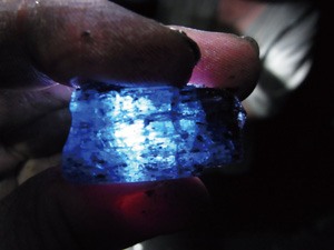 採掘されたばかりのタンザナイトの結晶