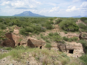 ケニア、ツァボ国立公園のツァボライト鉱山の遠景