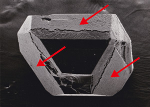図15 非金属触媒から成長したダイヤモンド。種結晶を薄く覆っている成長層(矢印)。