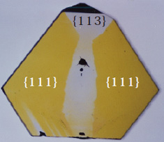 図３ 板状に研磨した合成ダイヤモンド断面、黄色の着色が不均一。{111}成長セクターが黄色であるのに対して、{113}セクターは無色。