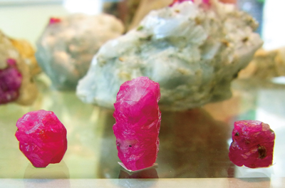 モゴック産ルビーの結晶原石と母岩