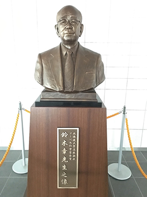 鈴木章名誉教授の銅像