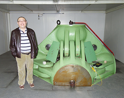 Fig.７–1Xiaopeng Jia教授と キュービック型マルチ・アンビル装置の上部
