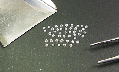 図１：無色系メレサイズHPHT法合成ダイヤモンド　　　（0.0075ct～0.023ct）