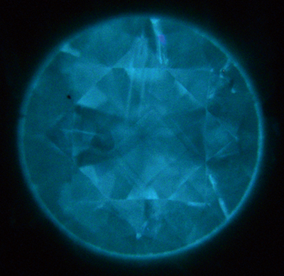 図１４c 図１４a〜c：紫外線ルミネッセンス像の観察おいてはホウ素に起因すると思われるやや緑色味のある青白色の発光色が観察された。HPHT合成特有の分域構造はやや不明瞭であった。