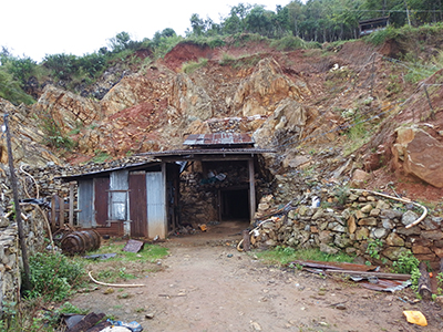 図13–１．ペリドットが採掘されるPurifie鉱山。中はじめじめしているが、ほこりっぽくはなく、意外と快適。