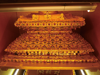 図７–２Paungdow–U Pagoda 台座の部分は色とりどり様々な宝石で装飾されている。
