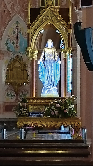 図24．サファイアで飾られた聖母マリア像