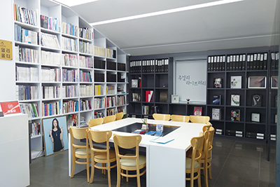 Seoul Jewelry Industry Support Centerの２階では一般の方々がジュエリー関連の書籍を閲覧できる