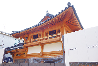 現在建設中のSJC第２館。韓国の伝統的な木造建築のデザイン。