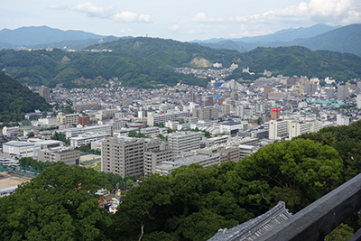 松山城天守閣から見た松山市内。眼下に愛媛大学城北キャンパスが見える