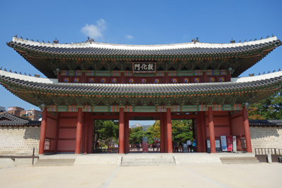 図1：世界遺産に登録される昌徳宮の正面にある敦化門