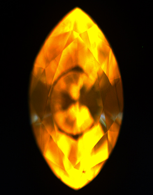 図12：DiamondView™による紫外線ルミネッセンス像。 a) オレンジ色の蛍光色