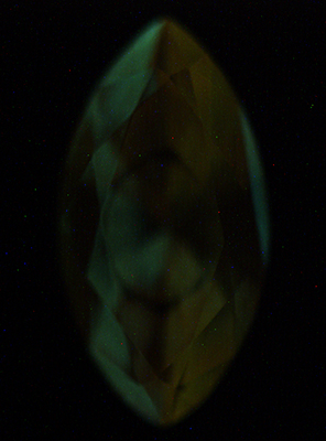 図12：DiamondView™による紫外線ルミネッセンス像。 b) 0.01秒後の燐光