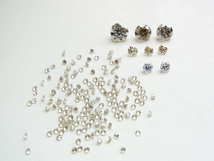写真１：研究用に調査した中国製と思われるHPHT合成ダイヤモンド。最大は0.52ct