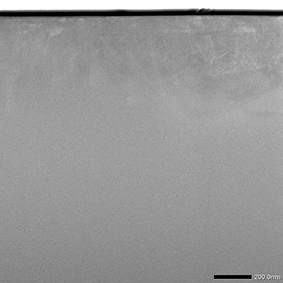 図５–２　diego10のADF–STEM像。下像はBe未検出の箇所（x 100,000） 像の上部がコランダムの表面となる