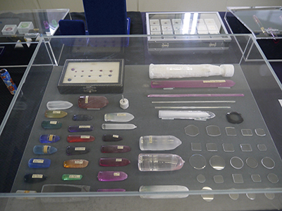 写真12–1　ルビカ工業で制作された合成コランダムの結晶　