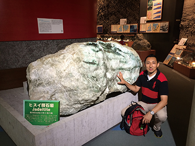 図６–１：フォッサマグナ・ミュージアムに収蔵されている小滝地区産の4.6トンのヒスイ輝石岩