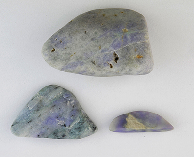 図６–２：青海地域の立橋から産出された青色がかったラベンダーヒスイ原石