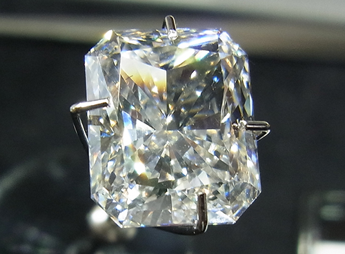 図1：CVD合成ダイヤモンド（5.02 ct, F, VS1相当）