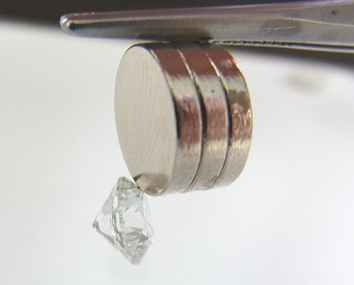 図20：磁性のあるHPHT合成ダイヤモンド