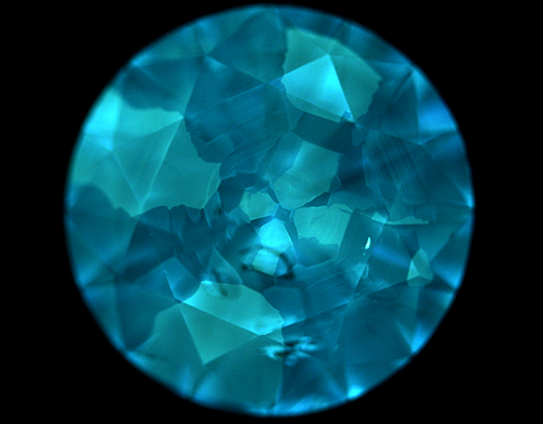 図21–２HPHT合成ダイヤモンド／DiamondViewTM像の一例
