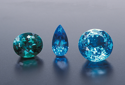 図16：パライバ・トルマリン/キントス鉱山産 （左から5.90ct, 4.16ct, 11.79ct）（撮影：小林正明氏）