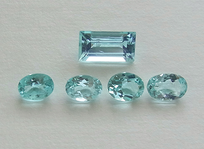 図23：パライバ・トルマリン/ナイジェリア産 タイプ２（ 前列0.3ct–0.5ct, 後列1.24ct ）