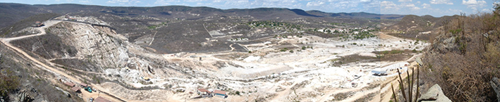 図６：バターリャ鉱山全景（2005年10月撮影）：写真左側からエイトー氏、ジョンヒッキー氏、ハニアリー氏の鉱区