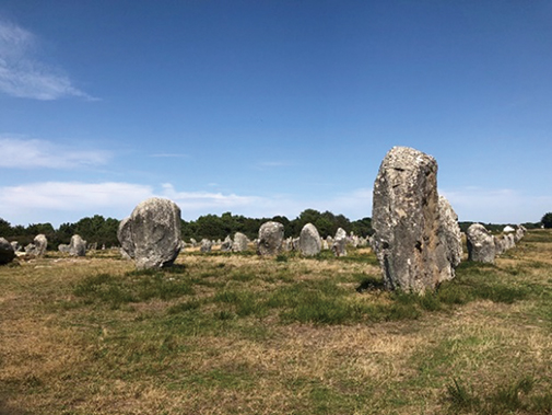 03-03カルナックの巨石遺跡のメンヒル(巨石記念物)RGB180-505