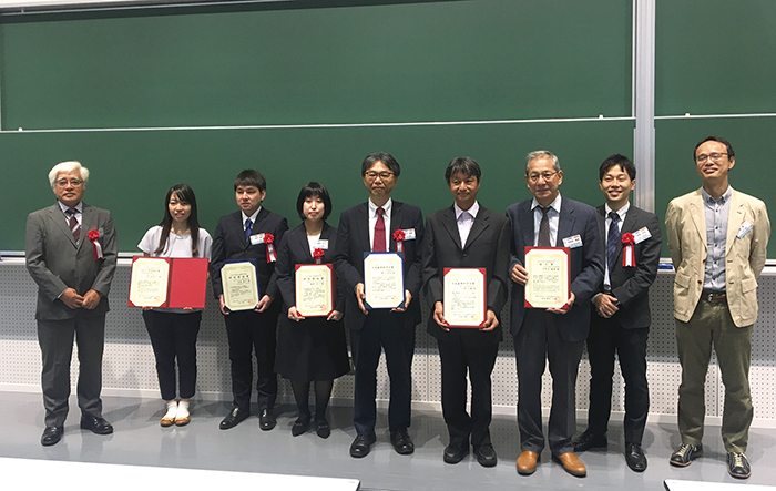 日本鉱物科学会会長榎並正樹名古屋大学教授（左）と本会で受賞された面々