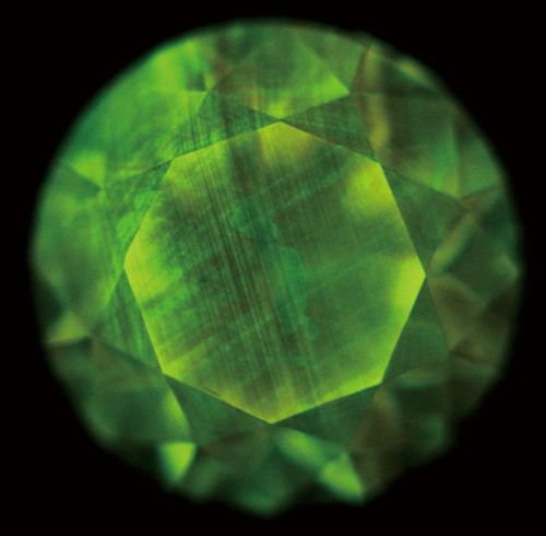 図10． Ⅰb型天然ダイヤモンドのDiamondViewTM像の一例。交差する2方向の線状模様が認められる